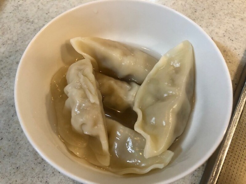 餃子を茹でて水餃子を作っておく