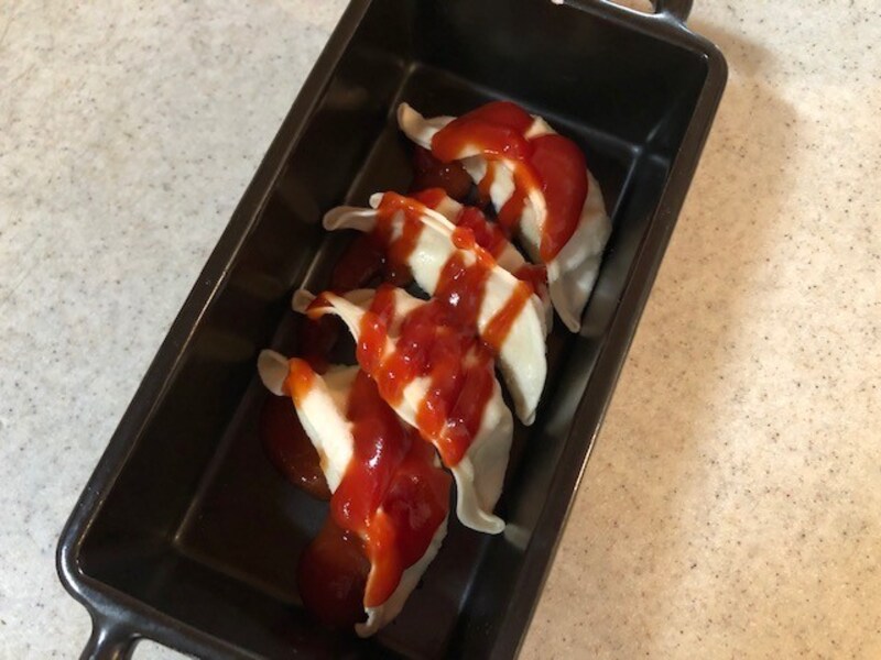 餃子を並べてケチャップをかける