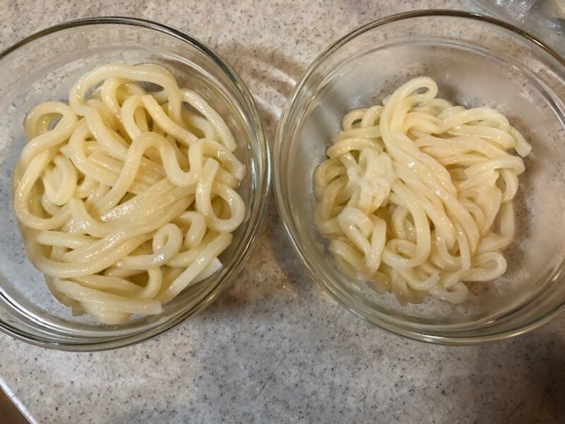 2つの冷凍うどんの太さを比較