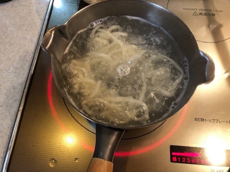 麺を茹でる