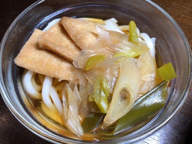 つゆを作り、油揚げを乗せて完成