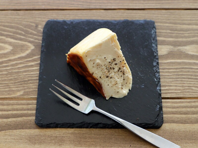 BELTZのチーズケーキ。黒こしょうをオンしてワインのおつまみに。