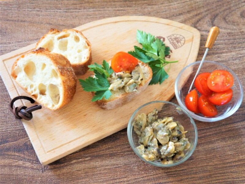 何にでも使えるあさりちゃんをパンにのせた簡単おつまみ