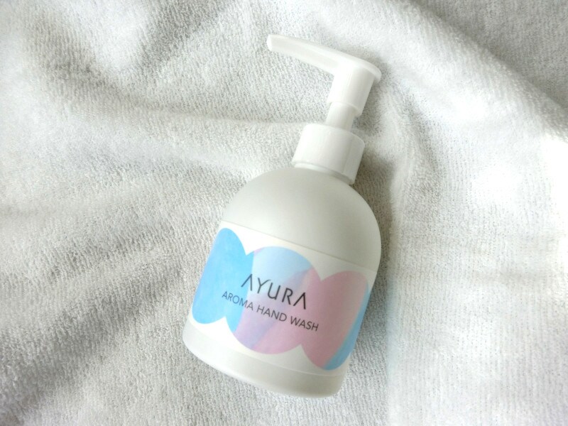 植物性の洗浄成分を採用し、ハス種子発酵液やヒアルロン酸などの美容成分を配合