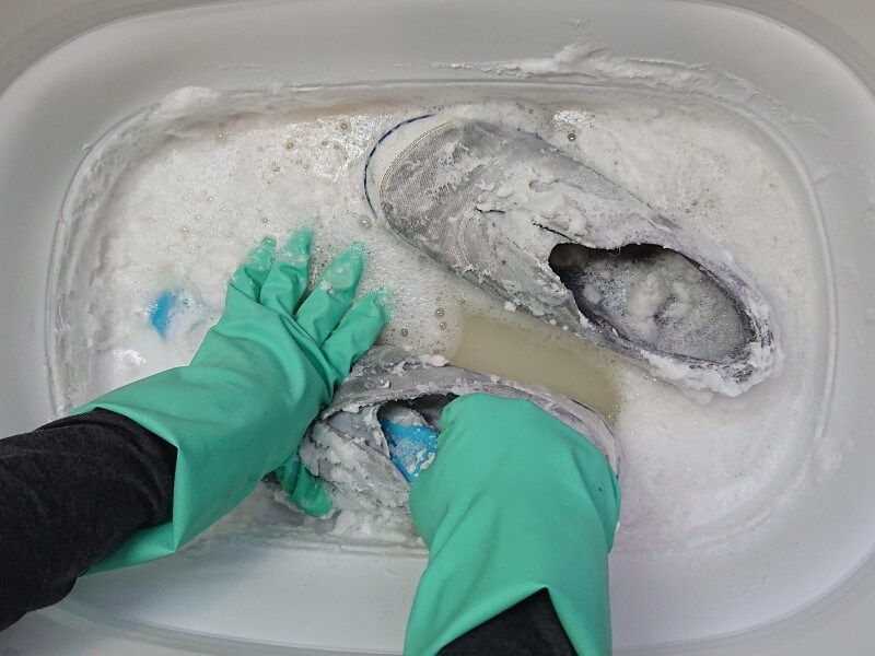 アワアワの洗剤液2時間つけ置いたらゴシゴシ。生地の目に沿って一方向に掻き出すように。息子の洗い方はやはりＮＧ連発で…でもやる事に意義がある！と自分に言い聞かせてます。