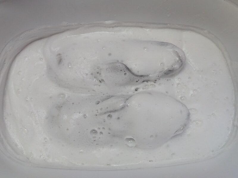 洗剤液で外も奥もアワアワに！ つけ置いている時間に他のことができるのも良いところです。