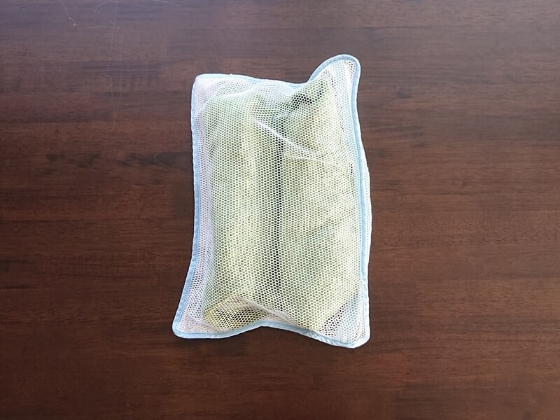 筆者は以前、日曜日の夕方に「上履きを洗い忘れてる！」と目の前真っ暗になりかけたものの、この上履きをタオル巻きにして洗濯ネットに入れた「合わせワザ脱水」で乗り切りました。