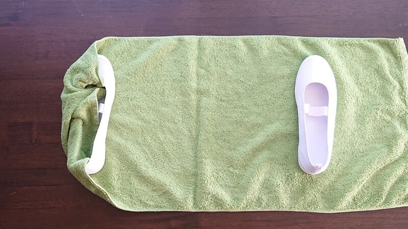 使うタオルは雑巾でも足拭きタオルでも何でもよいですよ。筆者は子どもが小さい頃に使っていた色褪せたけど捨てられないタオルを靴巻きに使用中。
