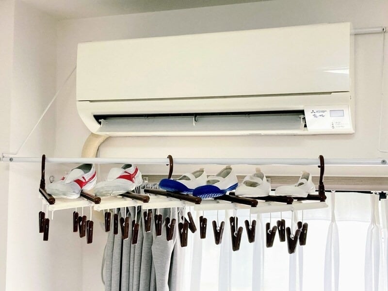 室内干しの場合、エアコンの風が靴の奥まで当たる位置に干すのがイチ押し