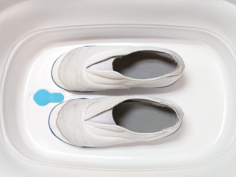 毎日お疲れさまを溜め込み過ぎた上履きですが、白さを取り戻しました。