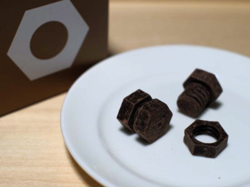 ネジチョコラボラトリー「ネジチョコ ココア 5個入り」540円。ネジとナット型のチョコがセットで小袋に入っている。