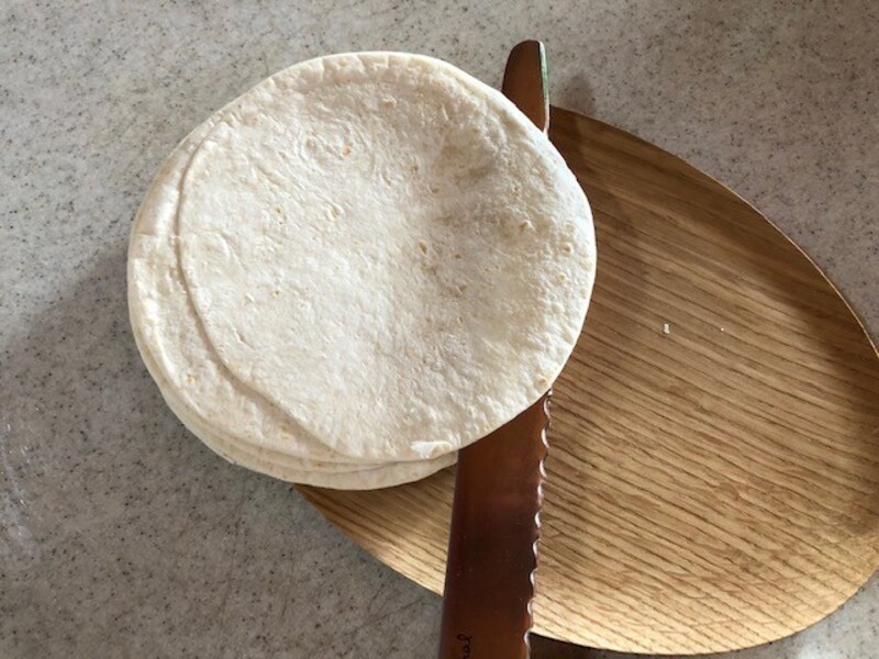 ナイフなどの背の部分を使って剥がしていく。