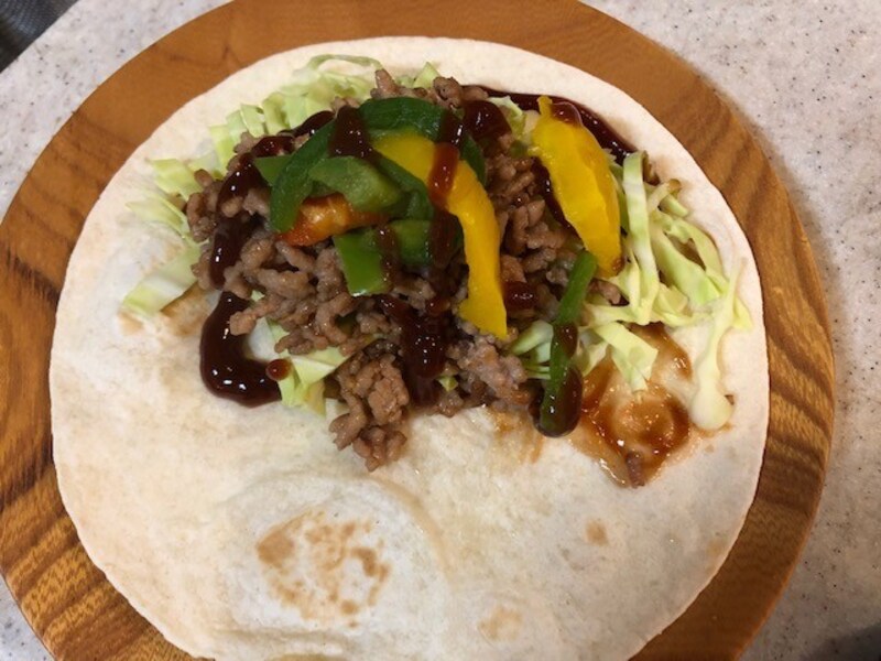 材料をトルティーヤに乗せる