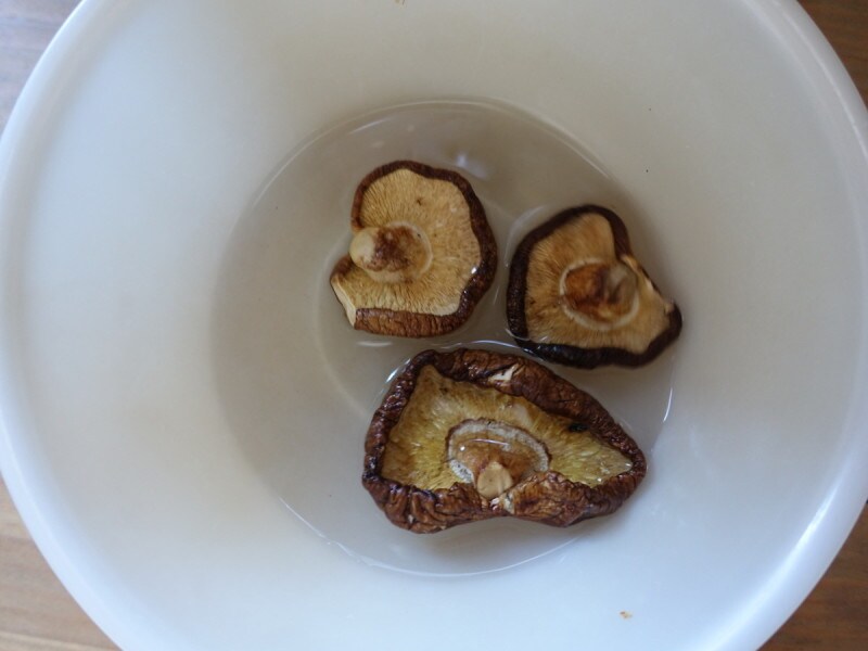 戻ると乾しいたけは大きくなるので、ゆったりサイズの容器にしましょう。