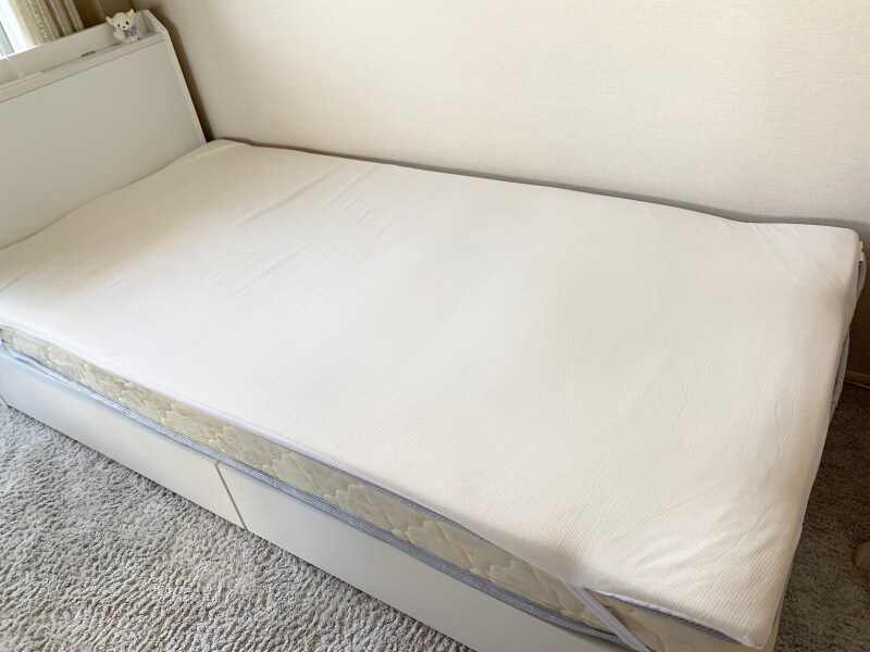 ベッドマットレスの上に重ねて使い寝心地をよくするマットレストッパー