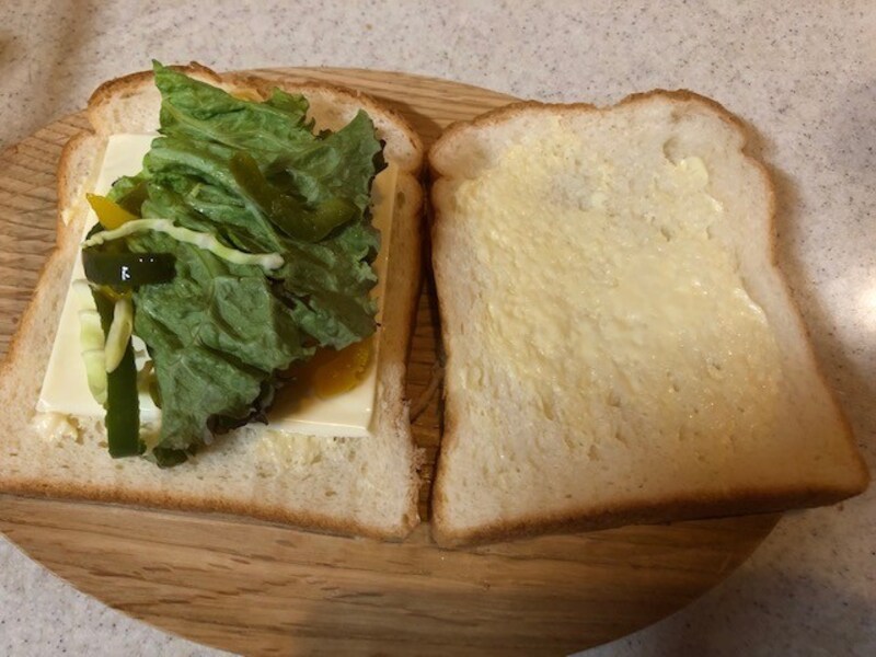 野菜やチーズをサンド