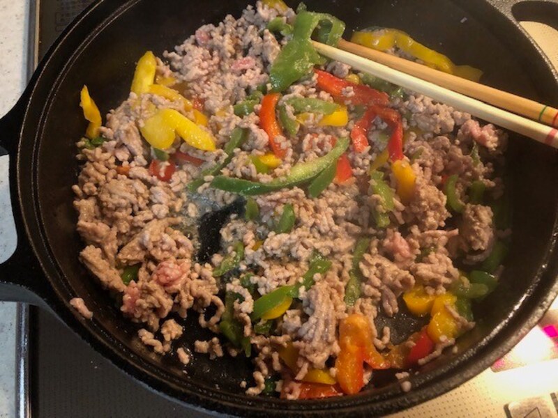 豚ひき肉とパプリカを炒める