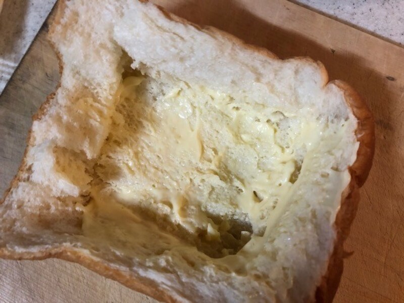 パンの内側をくり抜いて、マヨネーズをぬる