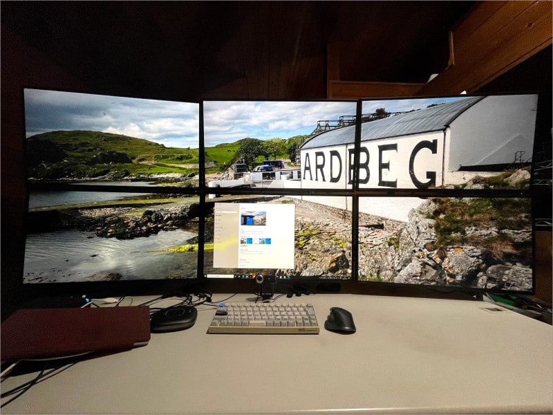 マルチディスプレイで「スパン」表示にすると全体に1枚の壁紙が表示されます