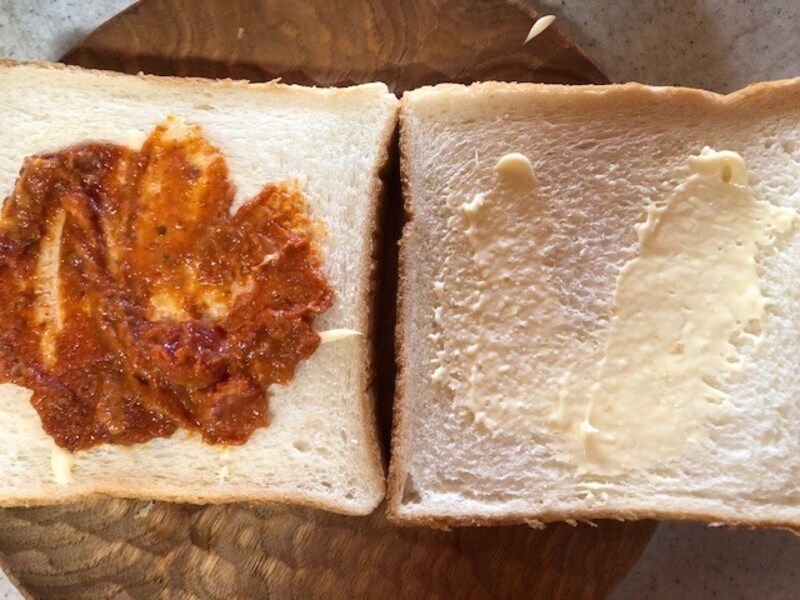 パスタソースとマヨネーズをつける