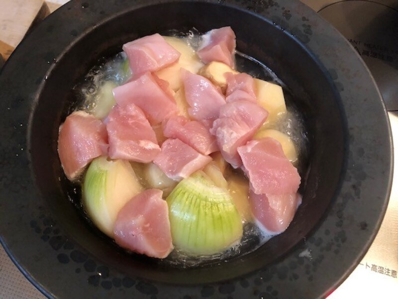 材料を切って煮る