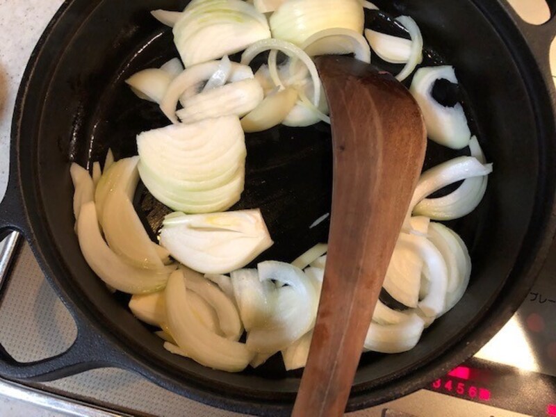 玉ねぎを炒める