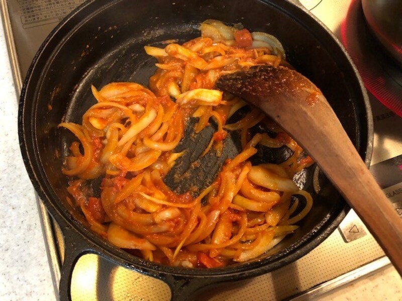 トリノで作ったトマト&イタリアンチーズパスタソースを入れる