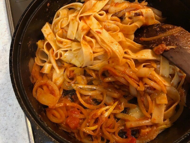 ソースを絡める