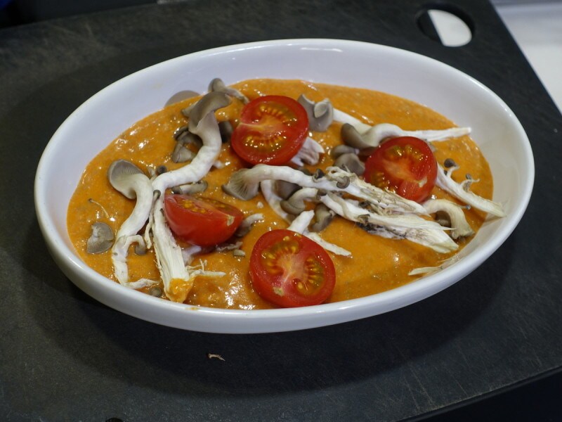 野菜やキノコを入れて、とろけるチーズを入れてレンチンします。