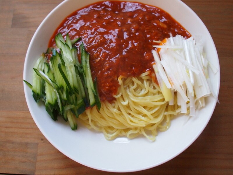 きゅうりのや葱の千切りをトッピングします。