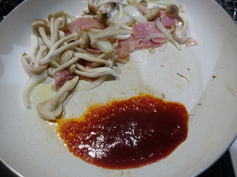 こうしてケチャップだけを炒めると酸味がまろやかになります。