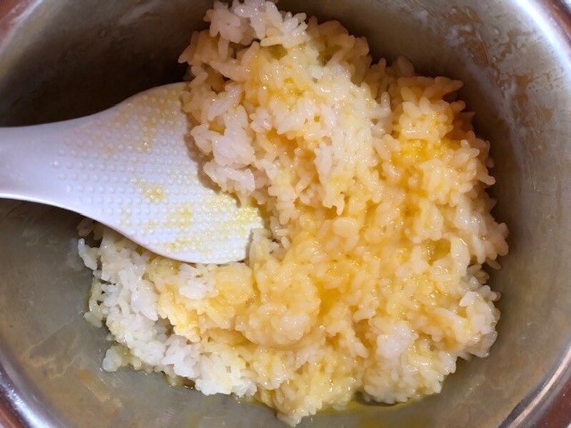 ご飯に卵を混ぜておく