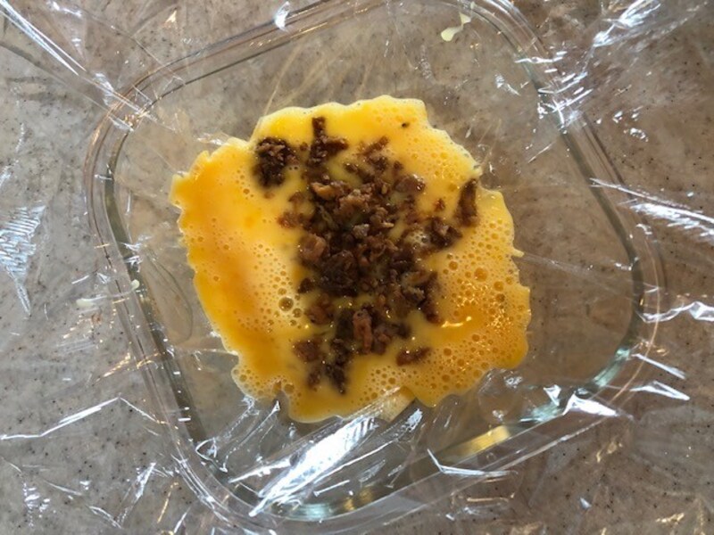 とき卵とチャーハンの素を流し込む