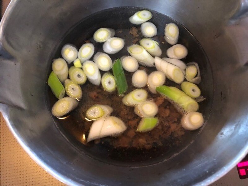 チャーハンの素とねぎをいれる