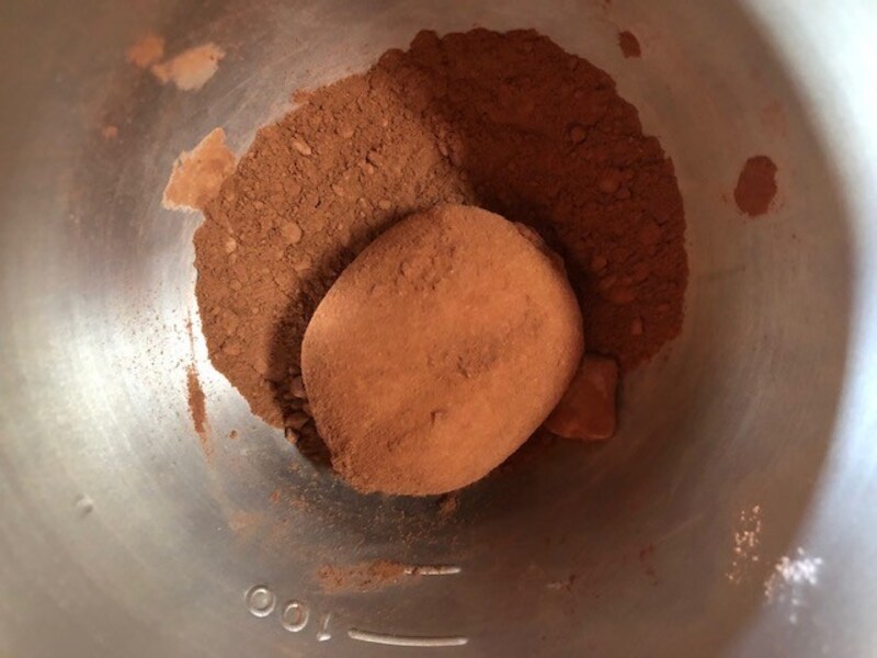 ココアの中に大福をいれる