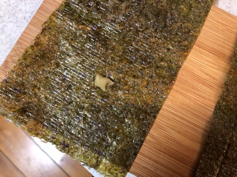 海苔にワサビをぬる