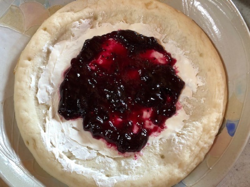 クラストにクリームチーズとジャムをぬる