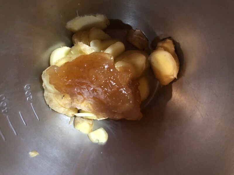 生姜をスライス。ジャムとレモンを入れる