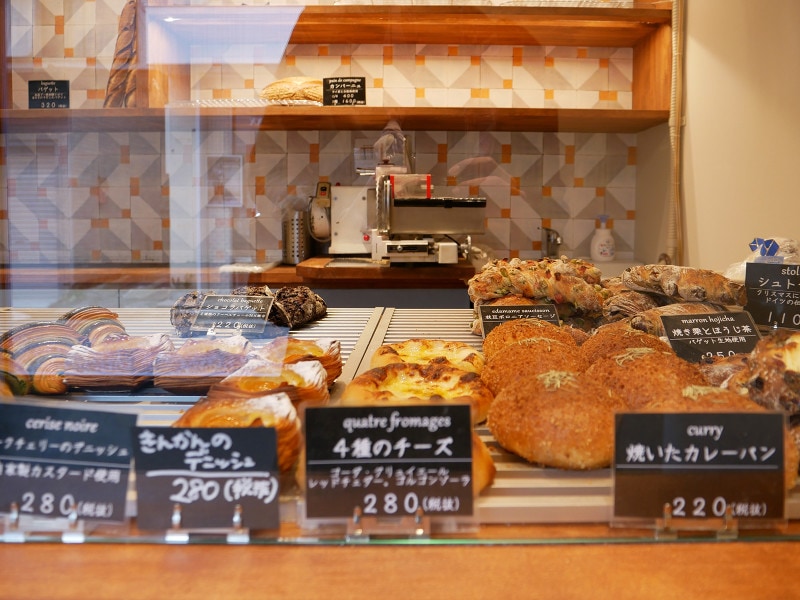 ガラス越しにどのパンにしようか悩みます