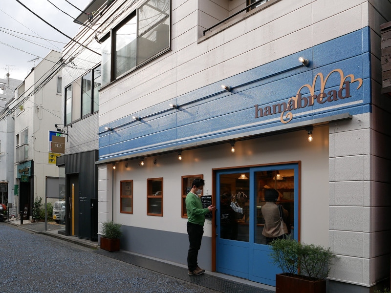 ブルーの外観が目印。他のお店の入口をふさがないように並んでください