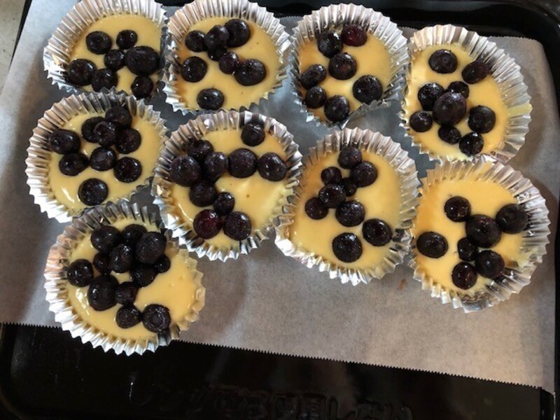 生地を入れて、ブルーベリーを乗せる