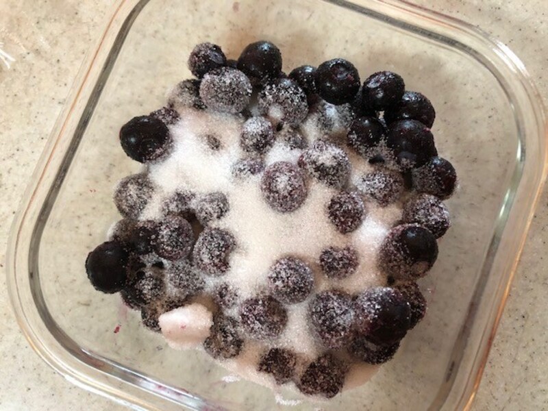 冷凍ブルーベリーに砂糖をかける