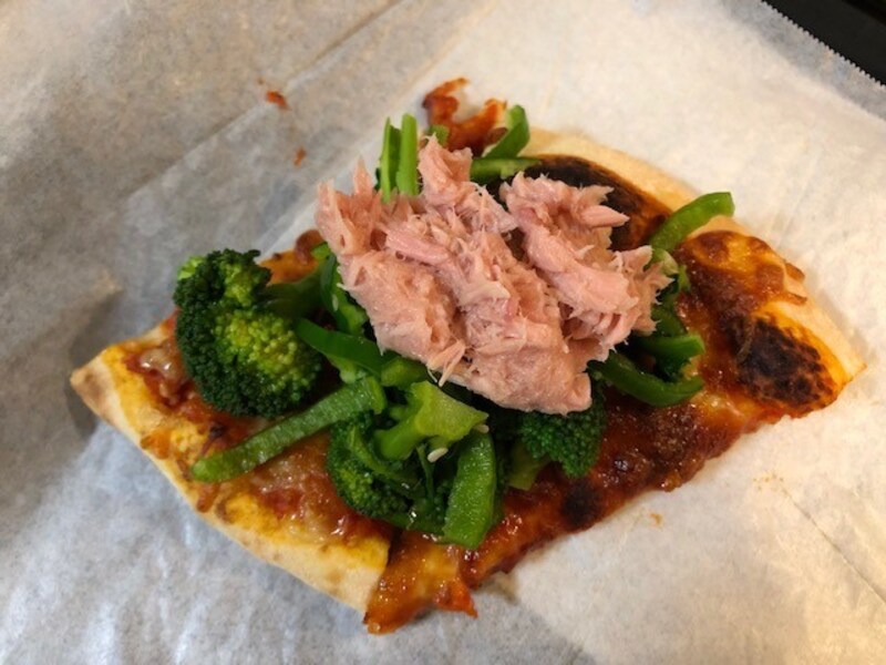 ピザに野菜とツナを乗せる