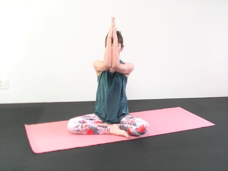 ガチガチ肩こり解消ストレッチ3：合わせた肘を胸の位置から肩の位置まで引き上げる