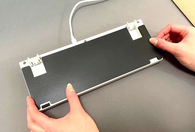 キーボードの裏側に貼り付けて利用します