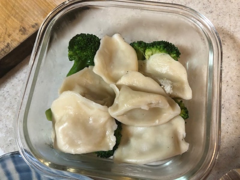 水餃子とブロッコリーを入れる