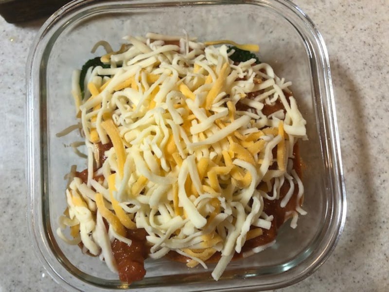 トマトソースとチーズを乗せる