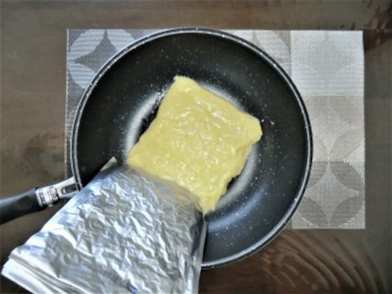 内容物が写真のように凝固している場合はそのまま袋から取り出さずに、開封前に手で優しく揉みほぐしてからフライパンに入れるのがポイント