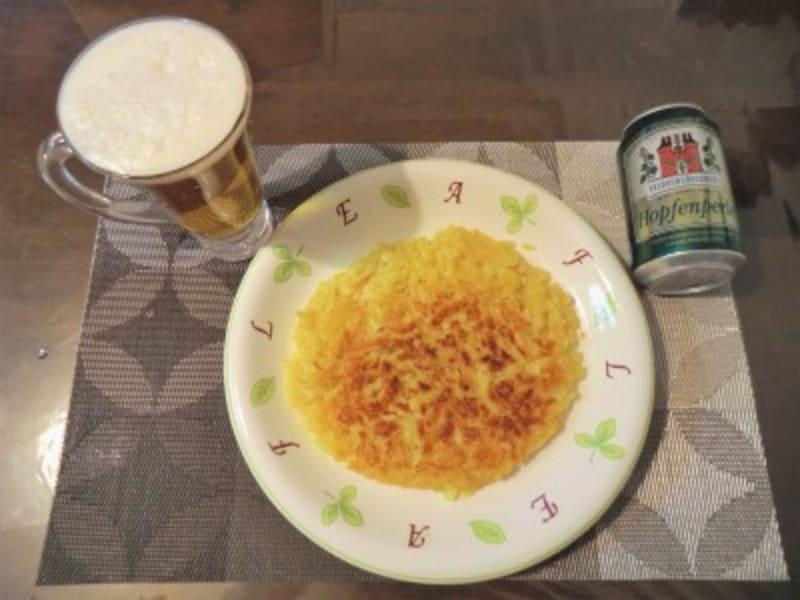 ついつい酒もすすんでしまうロスティは出来立ての熱いうちに。ビールとの相性も抜群！