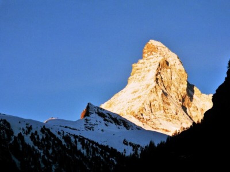 スイスアルプスのシンボル、朝日に輝く黄金のマッターホルン(4478M)。限られた晴天の日にのみ遥拝が叶う荘厳な光景